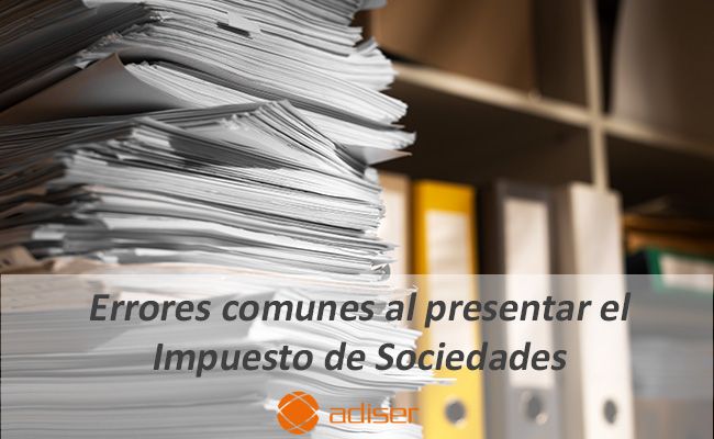 Pila de papeles del Impuesto de Sociedades